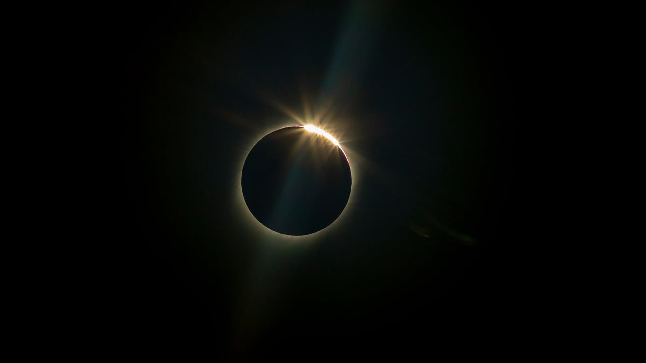 Le soleil caché par la lune lors de l’éclipse totale de La Higuera, Chili, le 2 juillet 2019 (© AP Photo/Esteban Felix)