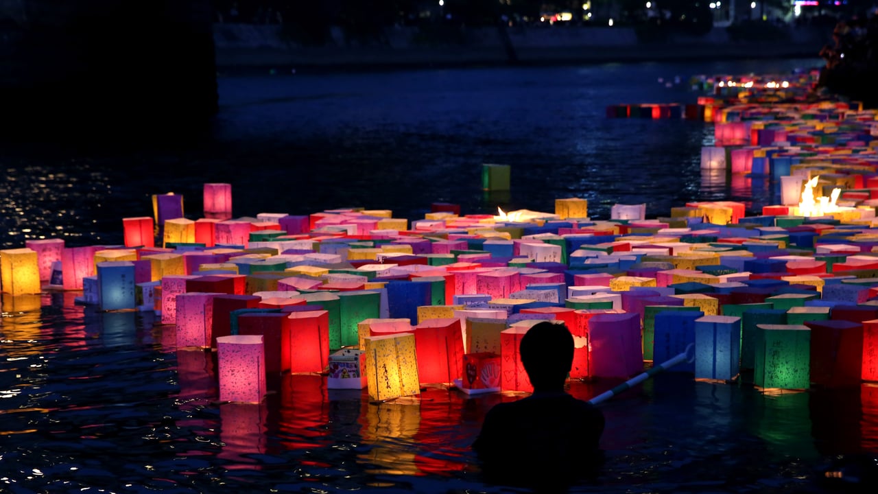 広島平和記念公園のとうろう流し, 広島県 広島市 (© Buddhika Weerasinghe/Stringer/Getty Images)