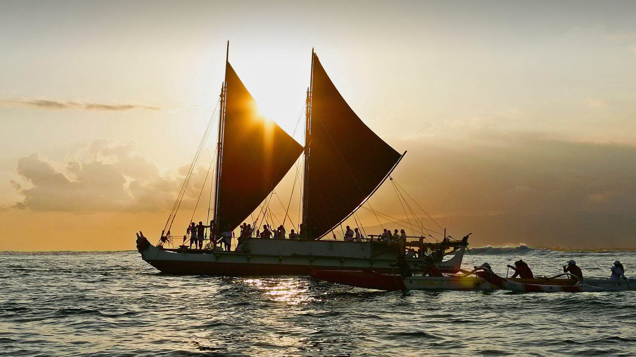 The Hōkūle'a, a traditional Hawaiian voyaging canoe, departs for a 3-year voyage from Honolulu, Hawaii, on May 17, 2014 (© Reuters/Alamy)