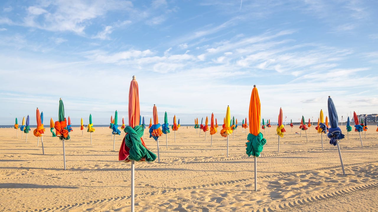 Les célèbres parasols multicolores de la plage de Deauville, Normandie (© Kiszon Pascal/Getty Images)