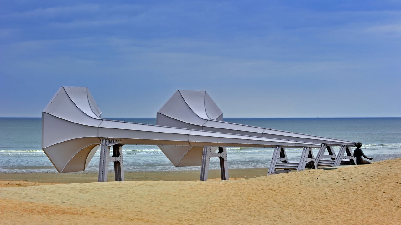 'I Can Hear It,' an installation by artist Ivars Drulle on the beach by the villages of Middelkerke and Westende, Belgium (© Arterra Picture Library/Alamy)