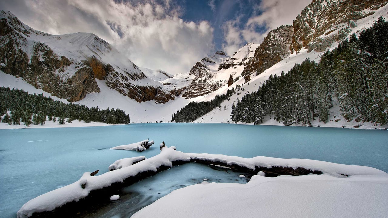 Ibón de Plan, a lake in the Pyrenees of Huesca, Aragón, Spain (© Getty Images)