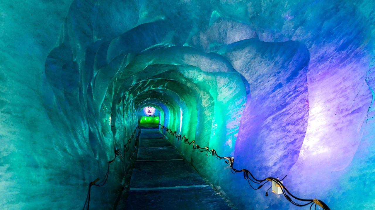 Grotte de la Mer de Glace, Chamonix, France (© z_m photo/Adobe Stock)