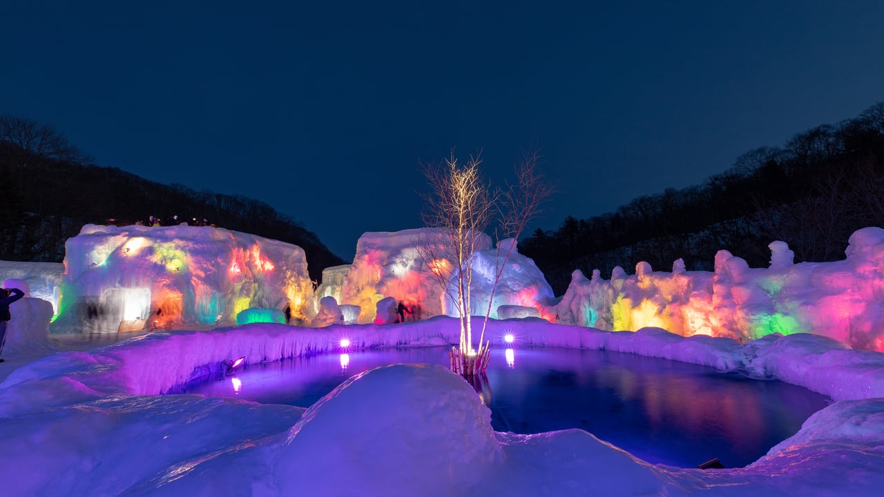ライトアップされた氷像, 北海道 千歳市 (© Hide's photos/Shutterstock)