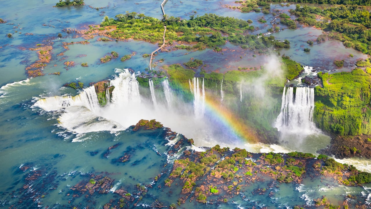 Vista aérea das Cataratas do Iguaçu, Foz do Iguaçu, Paraná (© NidoHuebl/Getty Images)