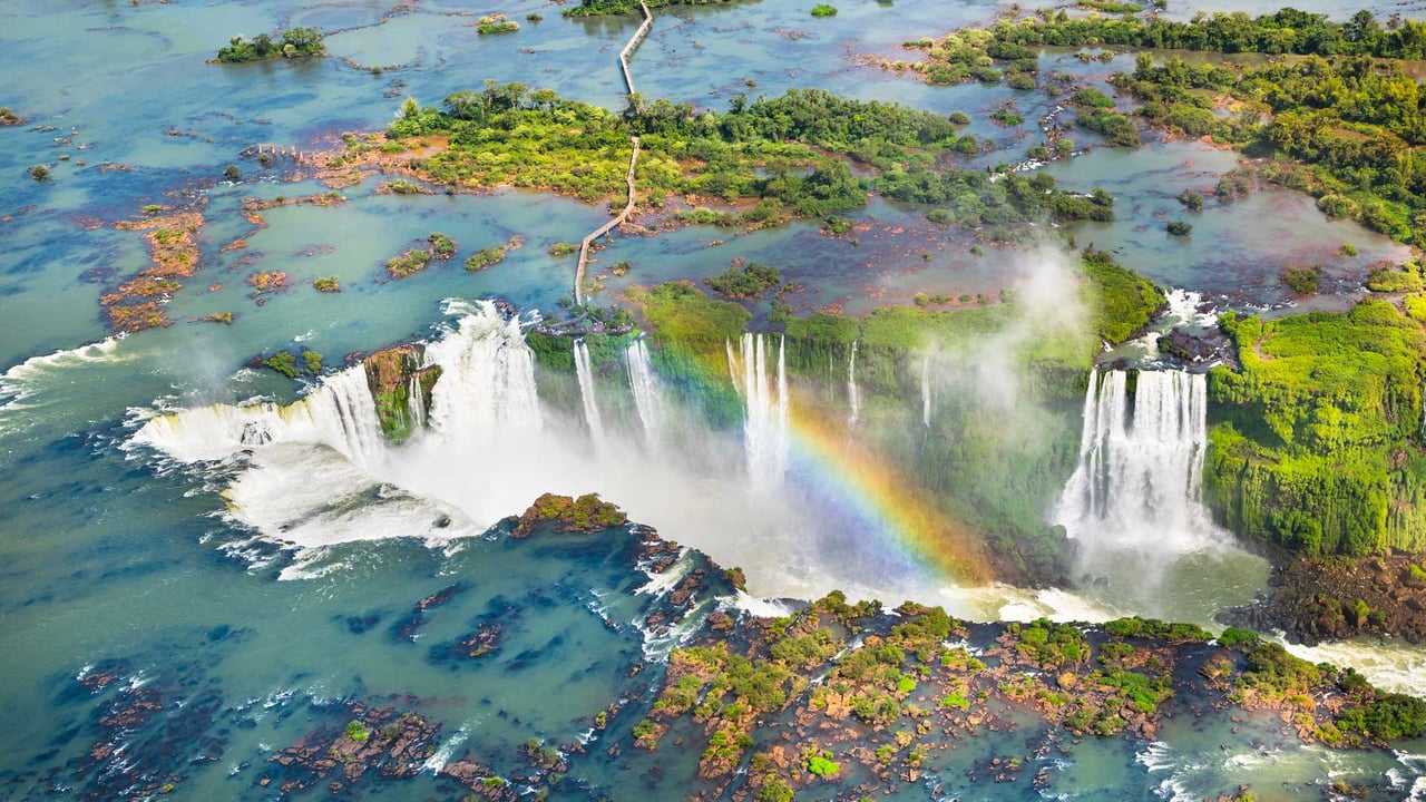 Aerial view of Iguazú Falls, Foz do Iguaçu, Brazil (© Nido Huebl/Shutterstock)