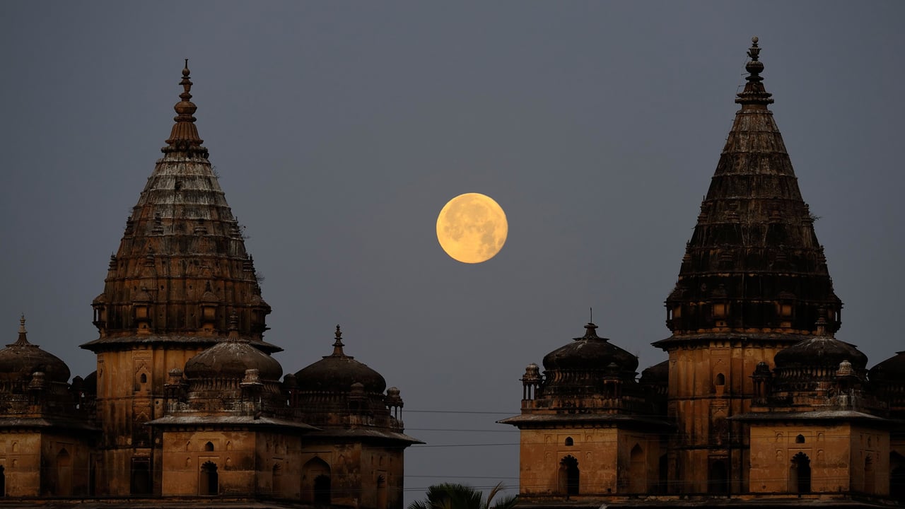 Full Moon set at dawn, behind Cenotaphs, Orchha, Madhya Pradesh, India (© Vaibhav Tripathi/Alamy Stock Photo)