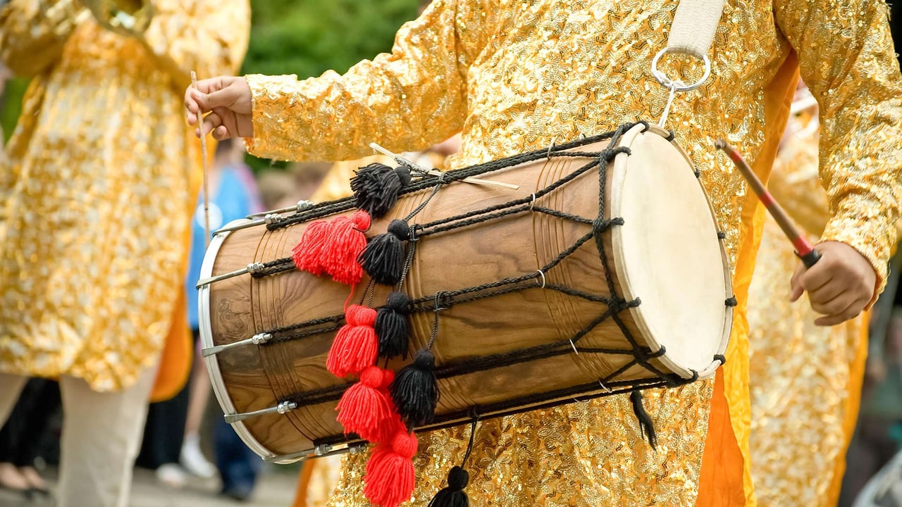 Musician playing a traditional Indian dhol (© Nelson Art/Alamy Stock Photo)