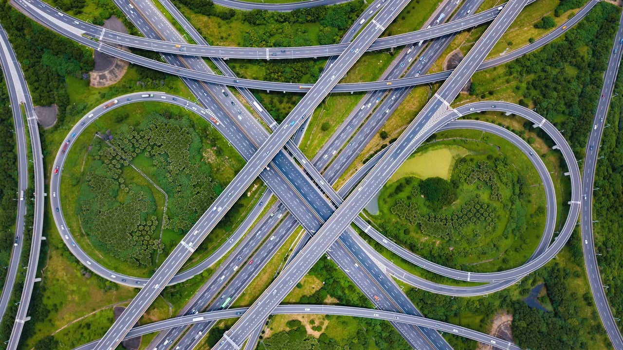 Highways in Taipei, Taiwan (© Tavarius/Shutterstock)