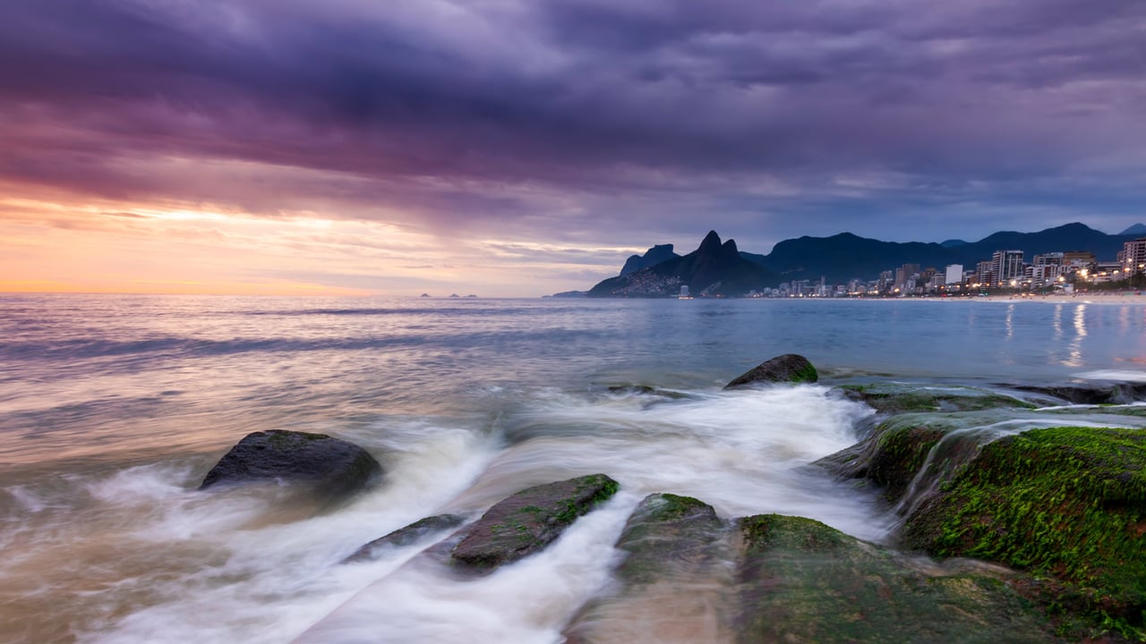 Pôr do sol na praia de Ipanema, Rio de Janeiro, Brasil. Vista para as praias de Ipanema e Leblon, Morro Dois Irmãos e Pedra da Gávea (© Anton Petrus/Getty Images)