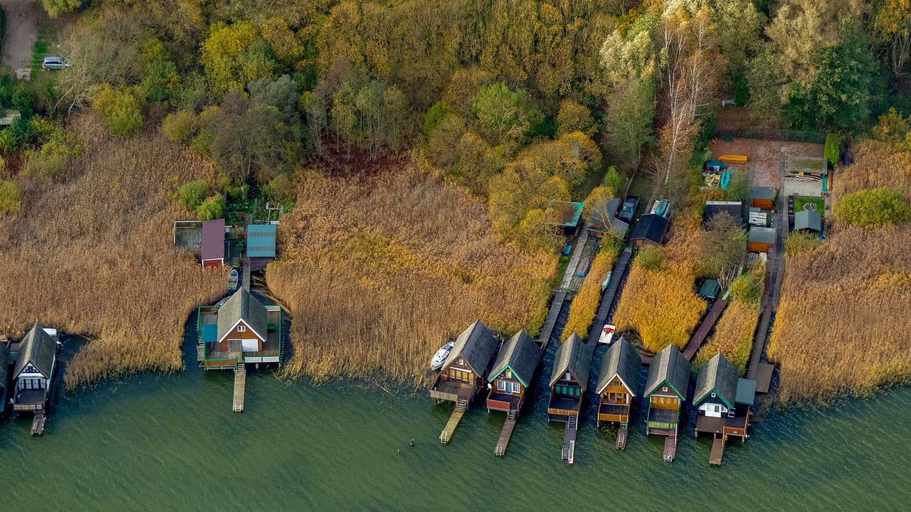 Bootshäuser am Inselsee, Güstrow, Mecklenburg-Vorpommern, Deutschland (© Hans Blossey/Alamy Stock Photo)
