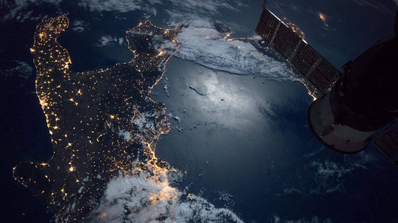 Volo della Stazione Spaziale sopra la punta meridionale dell'Italia (© NG Images/Alamy)