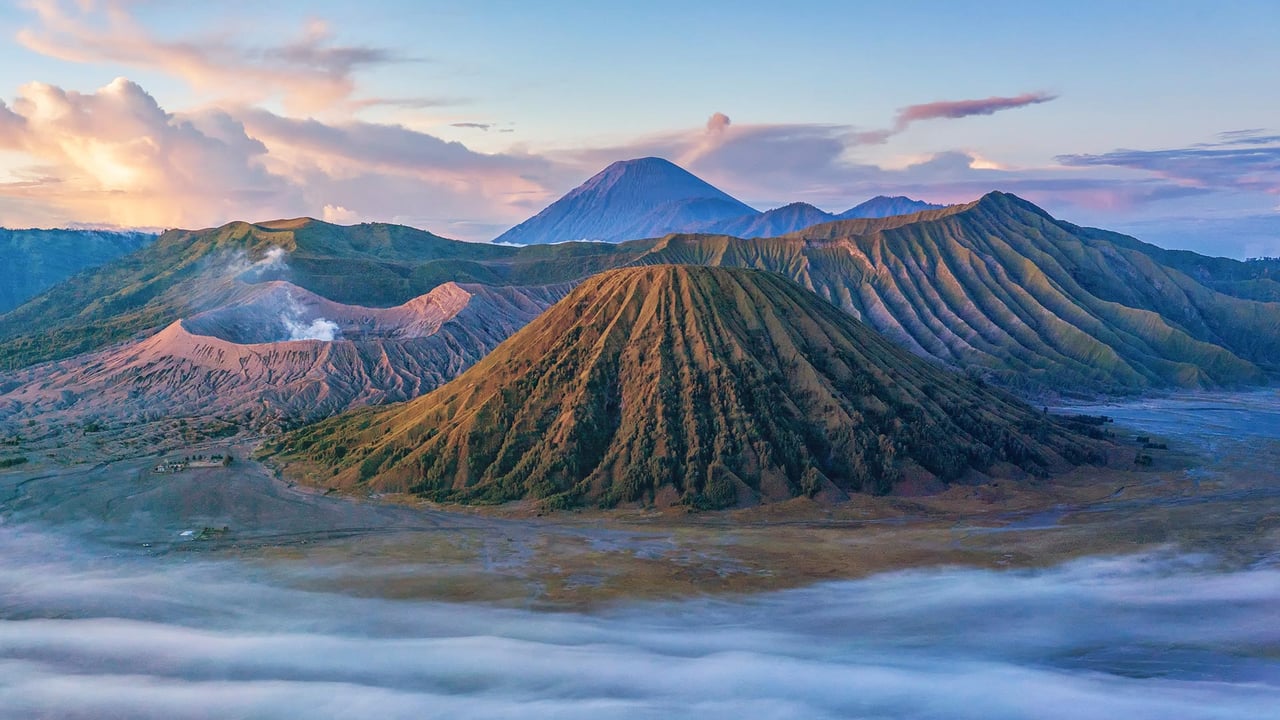 Bromo Tengger Semeru National Park, East Java, Indonesia (© Bento Fotography/Getty Images)