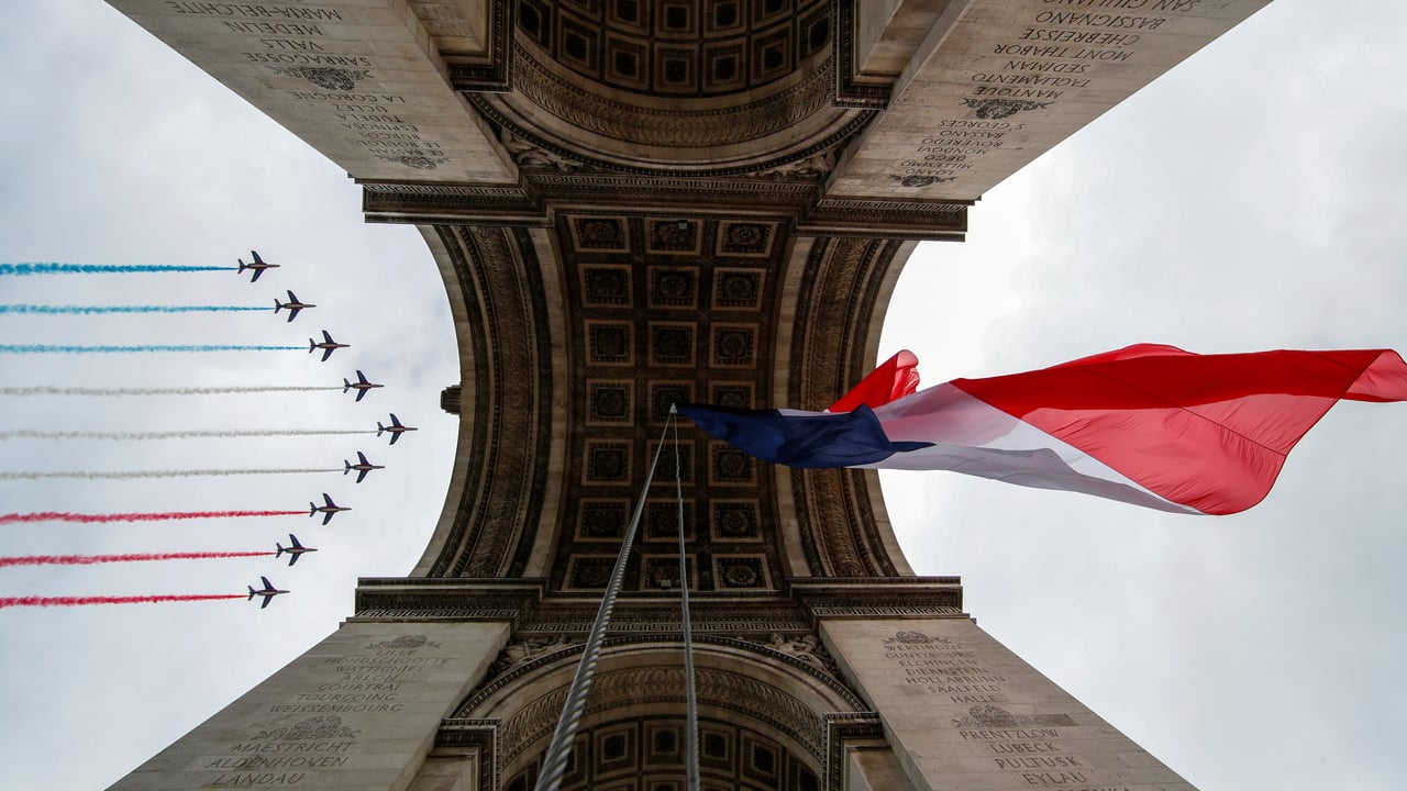 La Patrouille de France survolant l’Arc de Triomphe lors des célébrations du 14 juillet 2020 (© REUTERS/Gonzalo Fuentes)