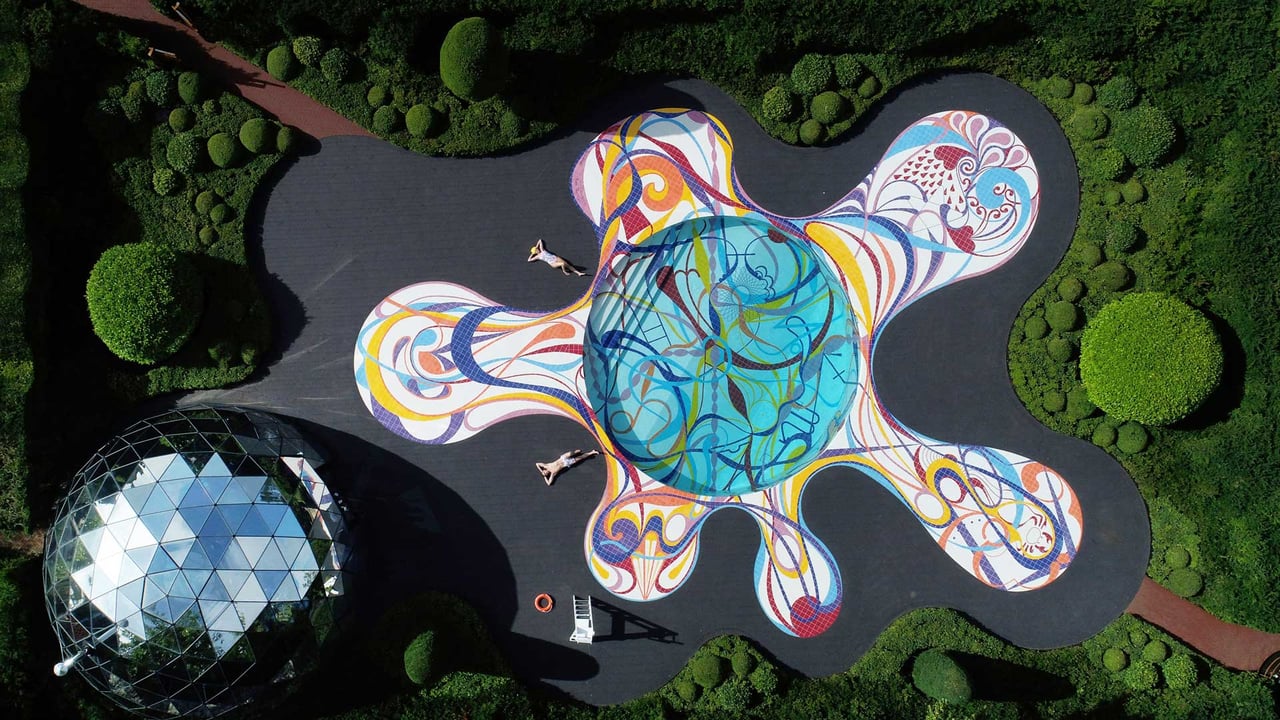 'Gateway Pool' art installation at Jupiter Artland sculpture park, Edinburgh, Scotland (© Owen Humphreys/PA Images/Alamy)
