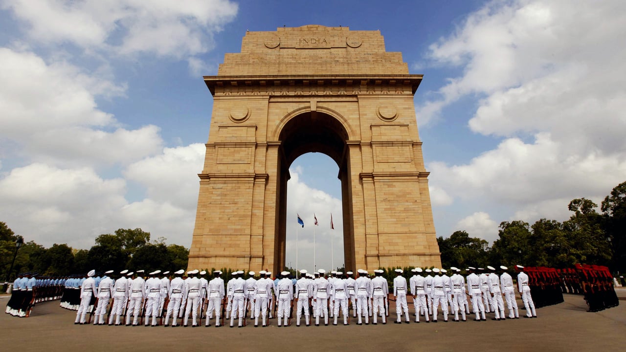 Defence personnel pay tribute to Kargil martyrs (© Hindustan Times/Contributor/Getty images)