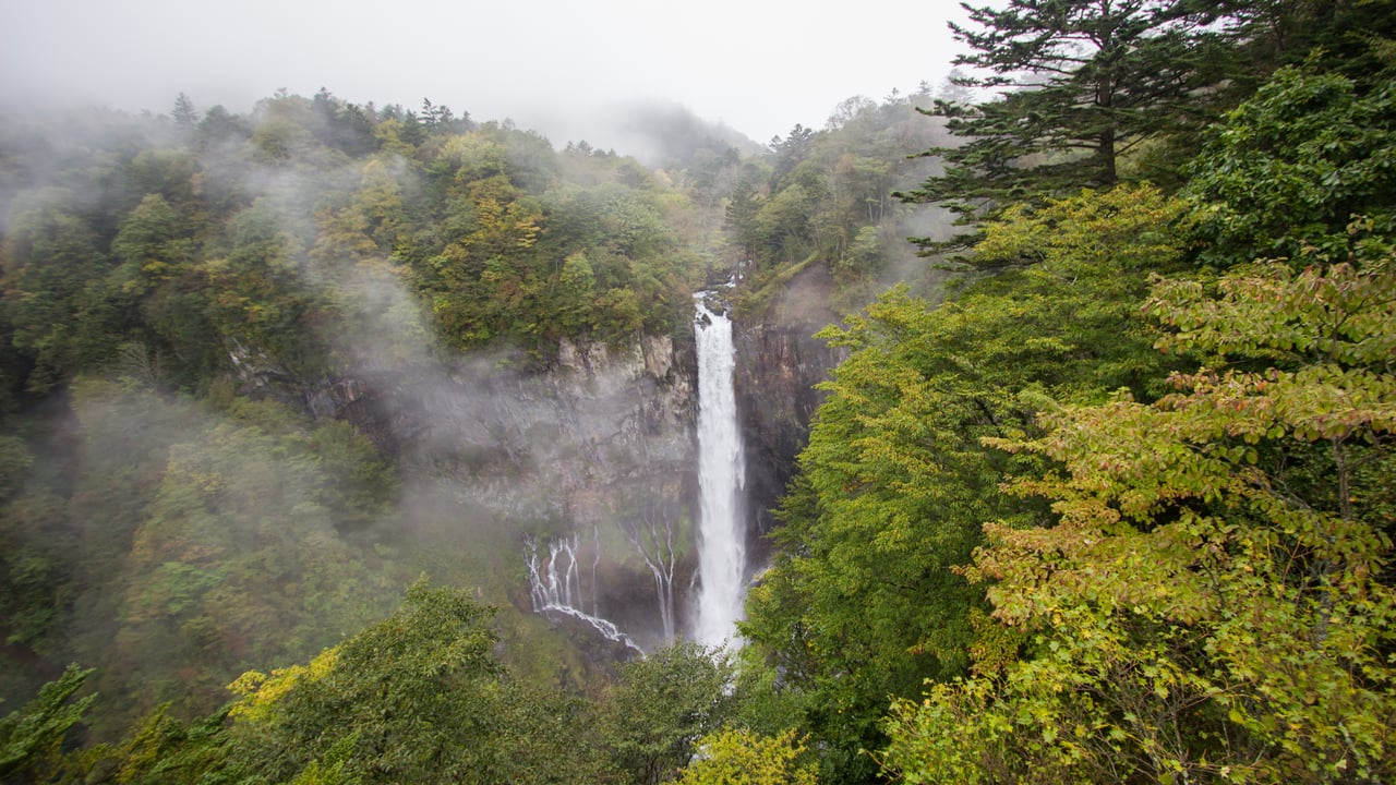 ｢華厳の滝｣栃木県, 日光市 (© Sawarut Triratanachat/Shutterstock)
