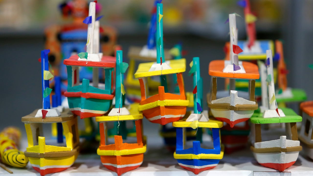 Brinquedos tradicionais de miriti expostos durante o Círio de Nazaré em Belém, Pará (© Ricardo Lima/Getty Images)