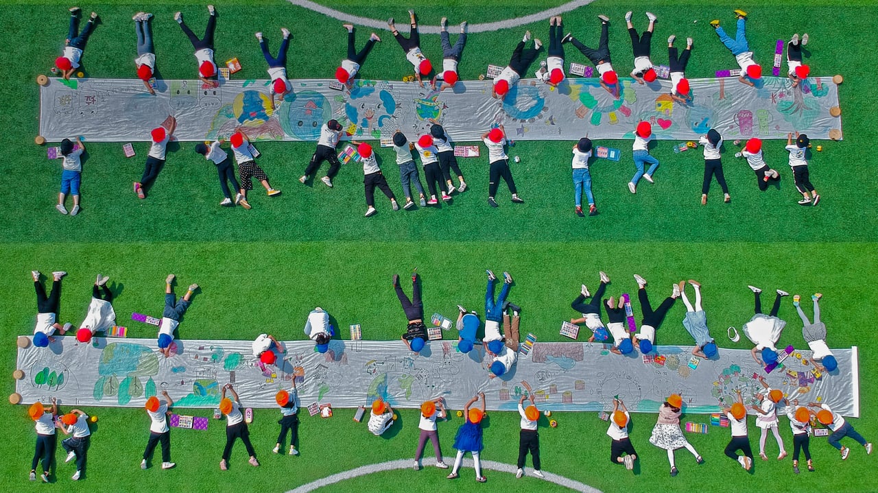 Kindergarteners drawing on canvases in Nantong, Jiangsu province, China (© Xu Hui/VCG via Getty Images)