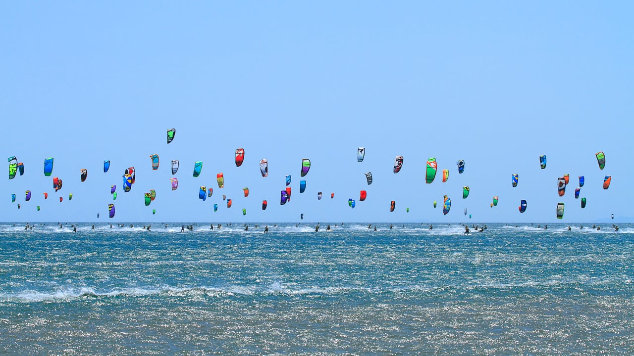 Course de Kitesurf, Gruissan, Aude, Occitanie (© Philippe Turpin/Delta Images/Offset by Shutterstock)