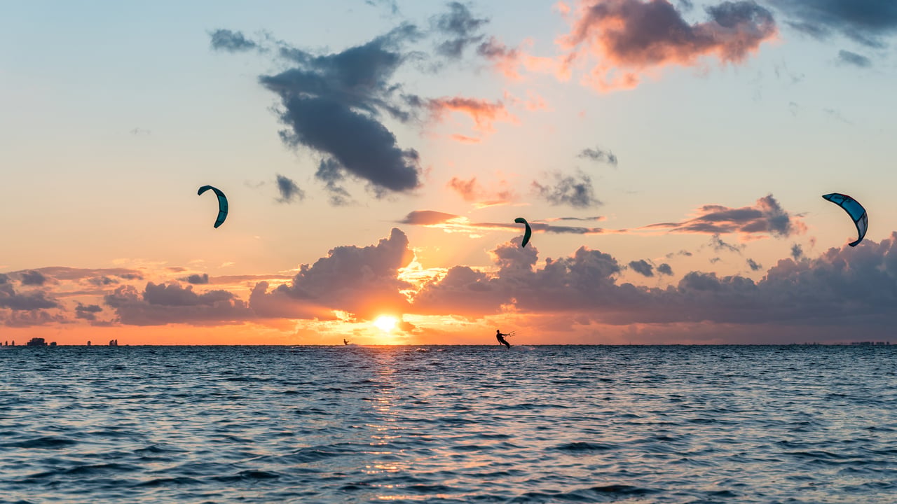 Kitesurfer bei Sonnenuntergang in Deutschland (© Jens Breuer/Getty Images)