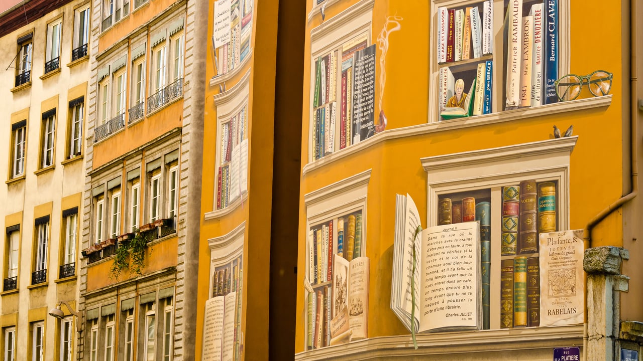Fresque "La bibliothèque de la cité" située dans le centre-ville de Lyon (© Russ Bishop/Alamy Stock Photo)