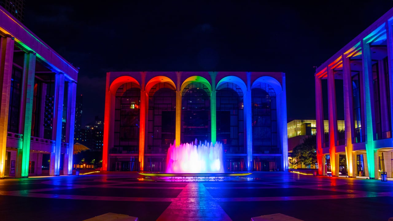 Lincoln Center for the Performing Arts lit in Pride colors on June 18, 2020 in New York City (© Alexi Rosenfeld/Getty Images)