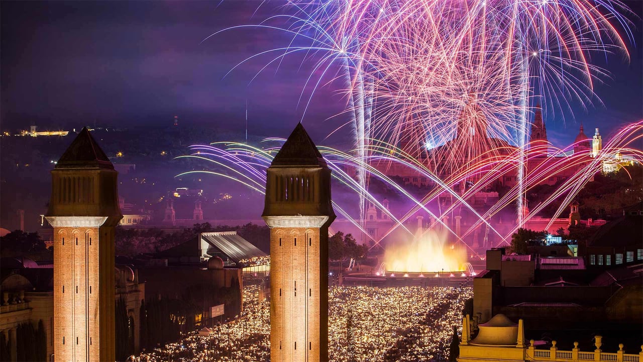 Fireworks during La Mercè Festival in Barcelona, Spain (© Lucas Vallecillos/age fotostock)