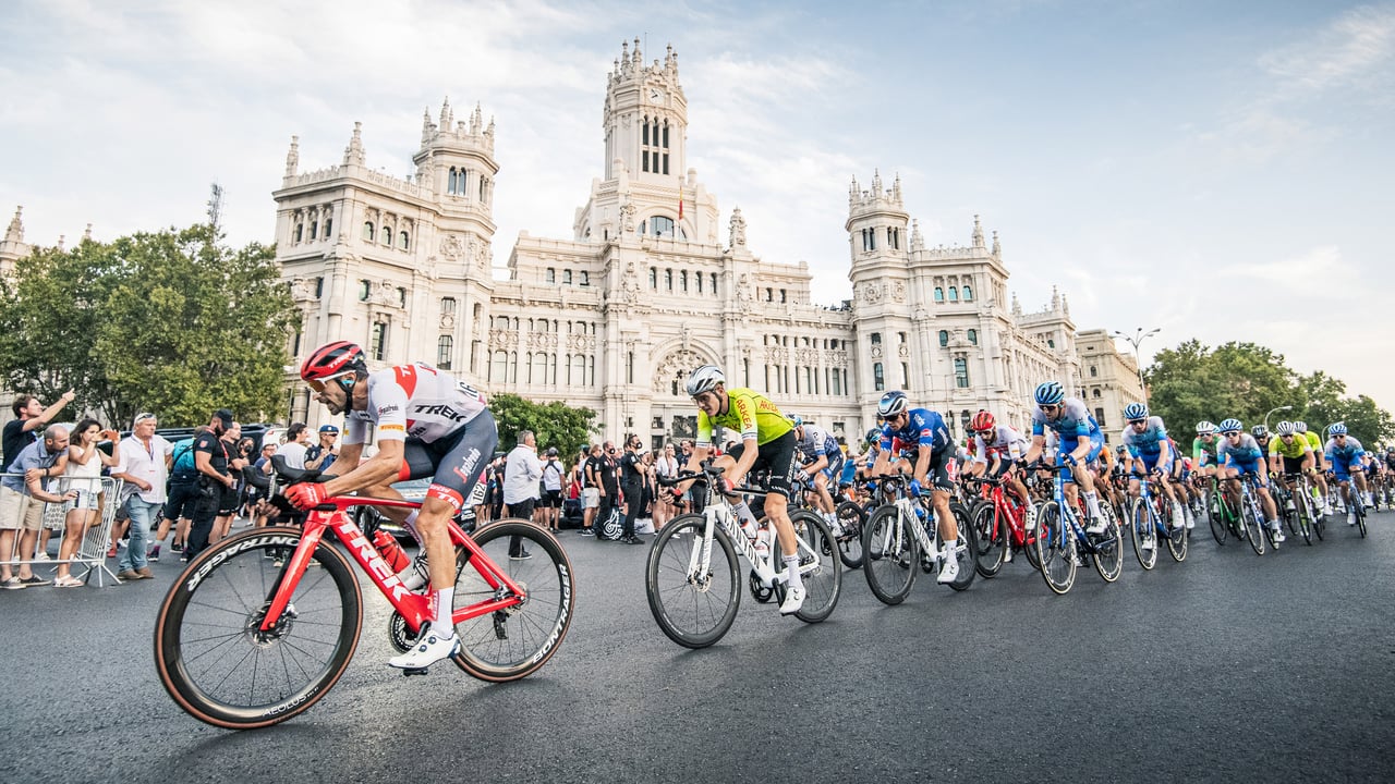 Vista general del pelotón durante la 77ª Vuelta a España 2022, Etapa 21, Palacio de Cibeles, Madrid, España (© Europa Press Sports/Getty Images)