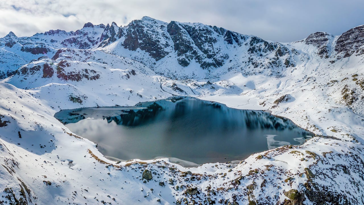 Le Lac Gentau enneigé, Pyrénées Atlantiques (© MICHAUX Stéphane/Hemis.fr/Alamy)