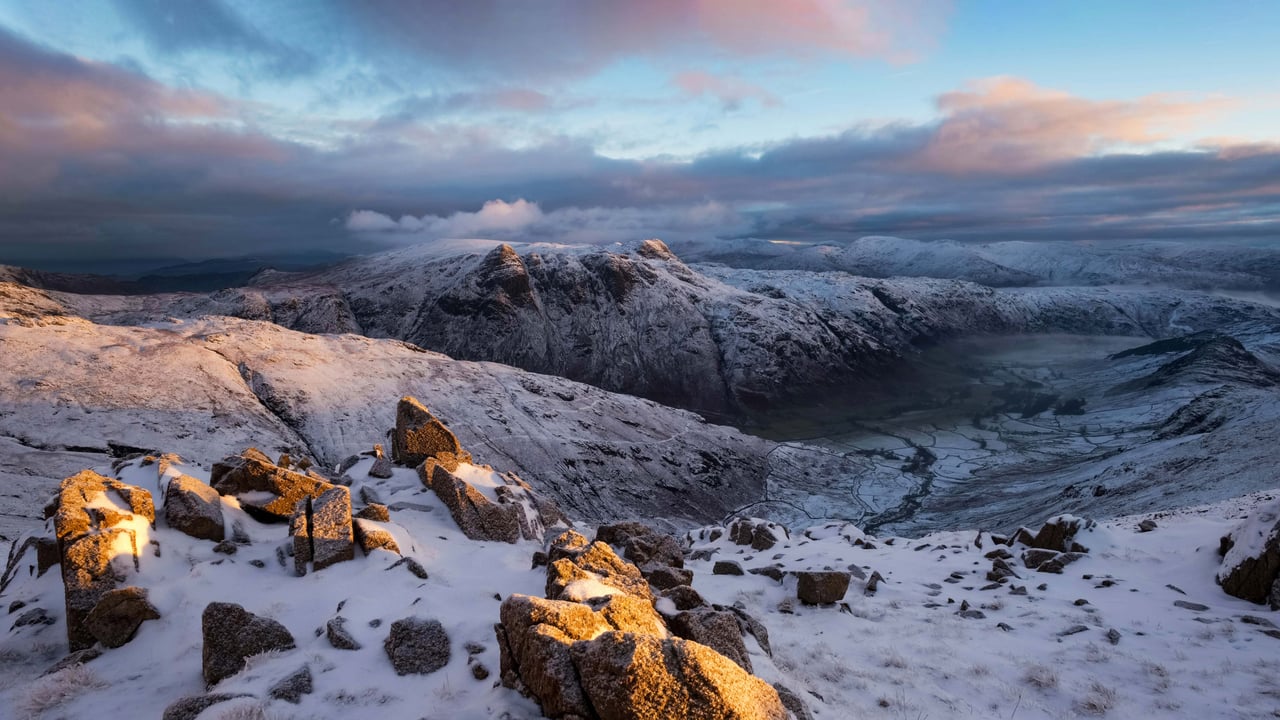 The Langdale Pikes in winter under fresh snow, Lake District, Cumbria (© Nigel Wilkins/Alamy Stock Photo)