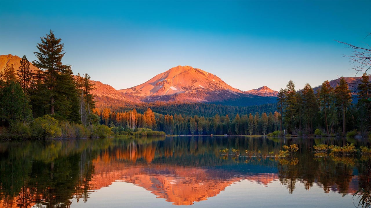 Lassen Peak in Lassen Volcanic National Park, California (© Engel Ching/Shutterstock)
