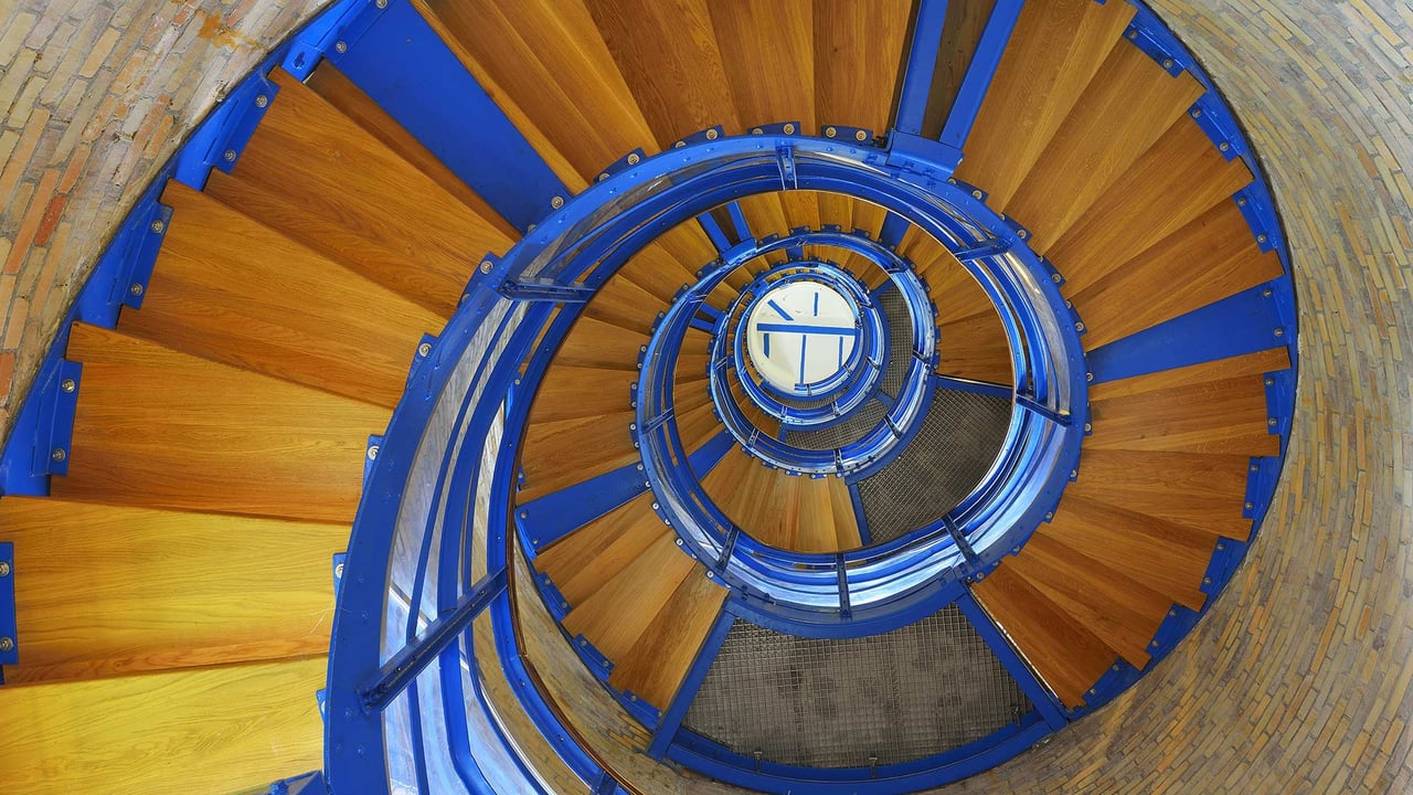 Wendeltreppe im Leuchtturm Flügge auf der Insel Fehmarn, Schleswig-Holstein, Deutschland (© Raimund Linke/Masterfile)