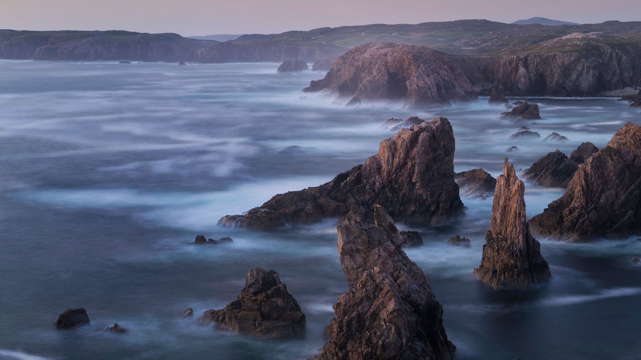 Sea stacks on the Isle of Lewis, Outer Hebrides, Scotland (© Cody Duncan/Cavan Images)