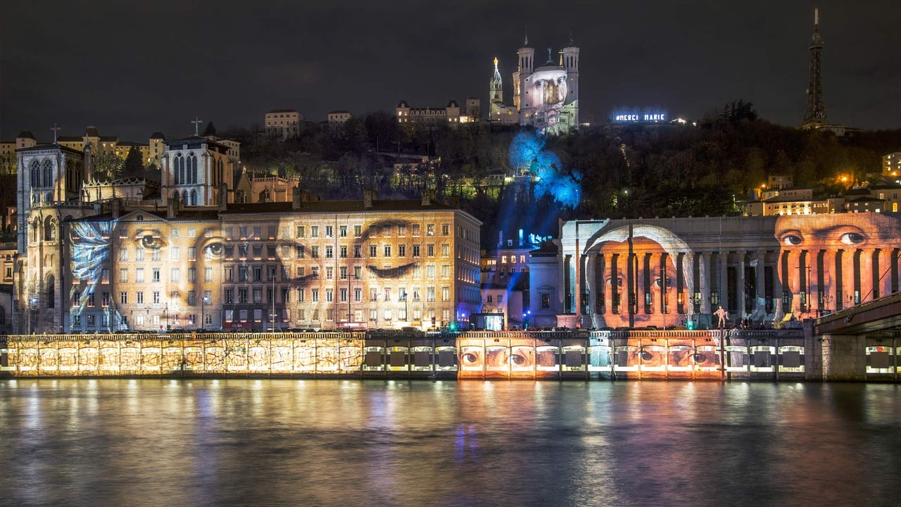 Fête des Lumières, œuvre d'art de Daniel Knipper, nommée Regards, en hommage aux victimes de l'attentat de Paris 2015, Lyon, France (© Baptiste de Izarra/Alamy Stock Photo)
