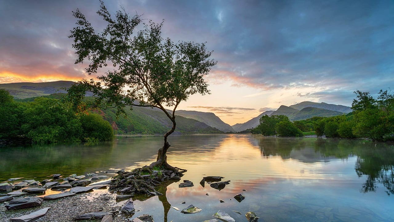 Sunrise at Llyn Padarn at Llanberis, Snowdonia National Park (© Helen Hotson/Alamy Stock Photo)