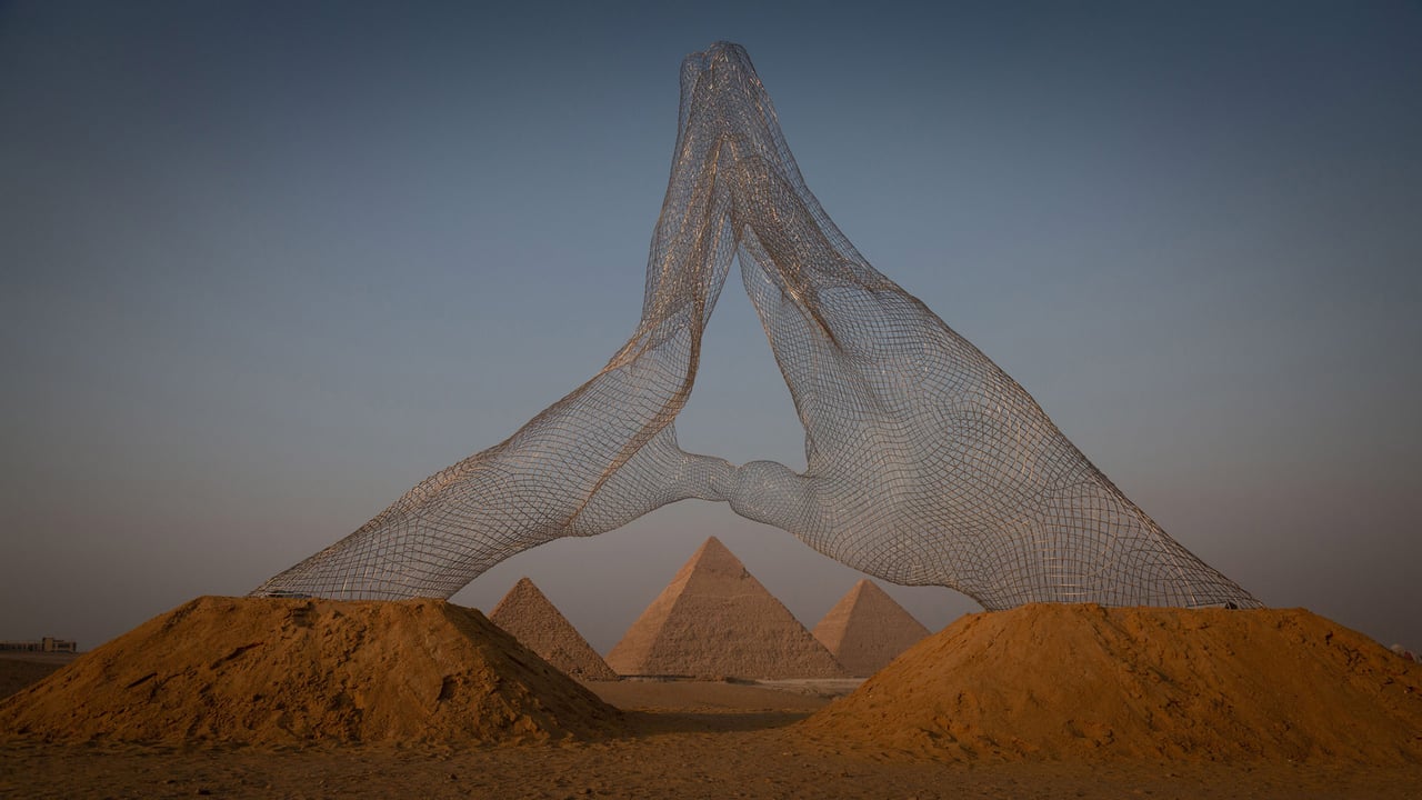 'Together' sculpture by Lorenzo Quinn, Great Pyramids of Giza, Cairo, Egypt (© Sima Diab/Getty Images)