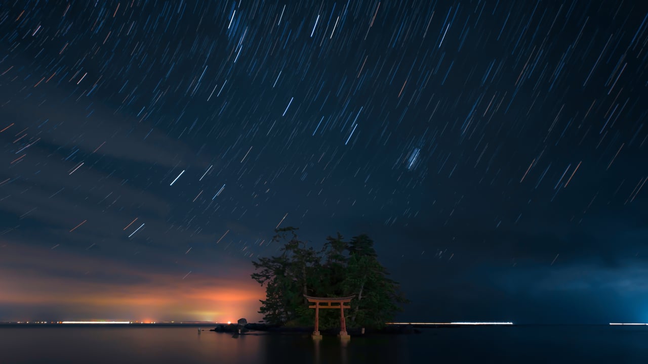 ｢恋路海岸の弁天島｣石川県, 能登町 (© Lucia Terui/Getty Images)