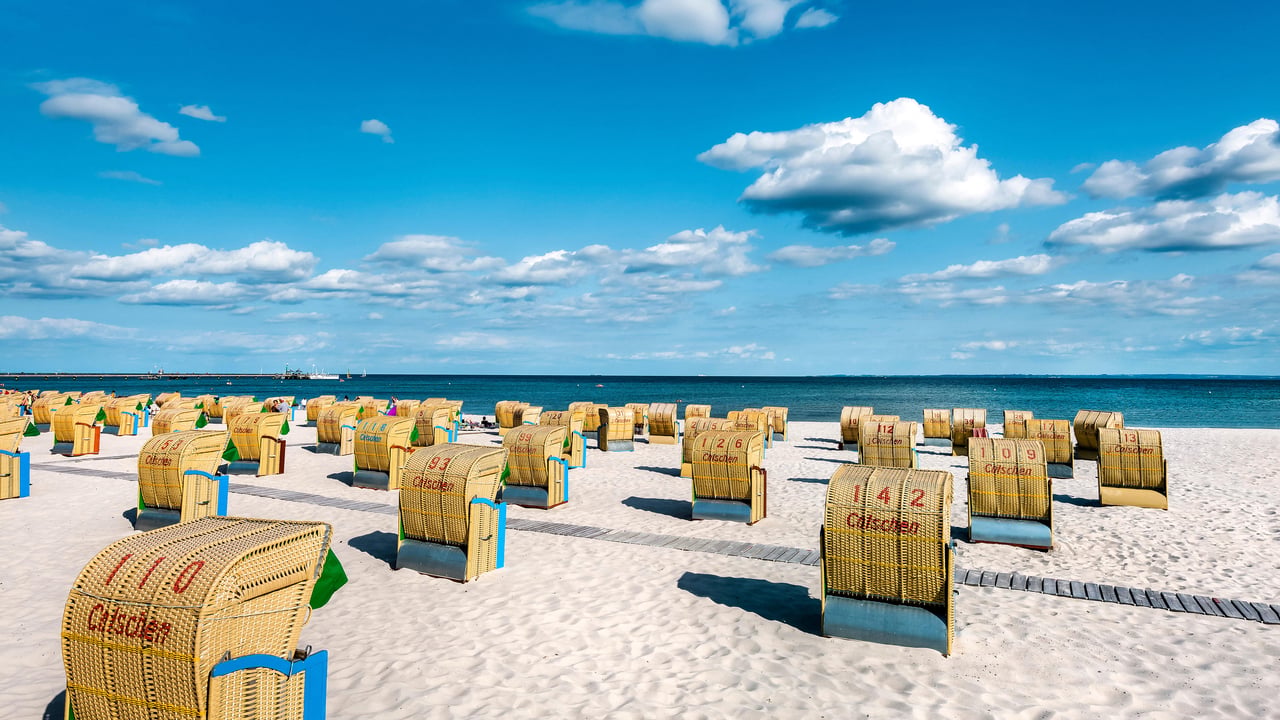 Strandkörbe am Ostseestrand von Grömitz, Schleswig‑Holstein (© Sabine Lubenow/Image Professionals GmbH/Alamy)