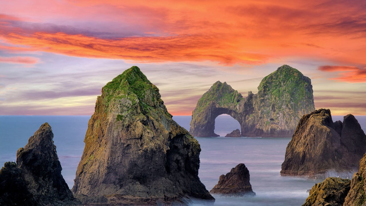 Mack Arch Rock at sunrise on the southern Oregon coast (© Dennis Frates/Alamy)