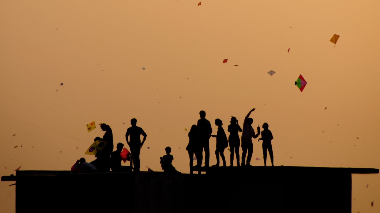 Kite flying in Ahmedabad during the last hour of Uttarayan (© Saumil Shah - flickr.com/saumil/Getty images)