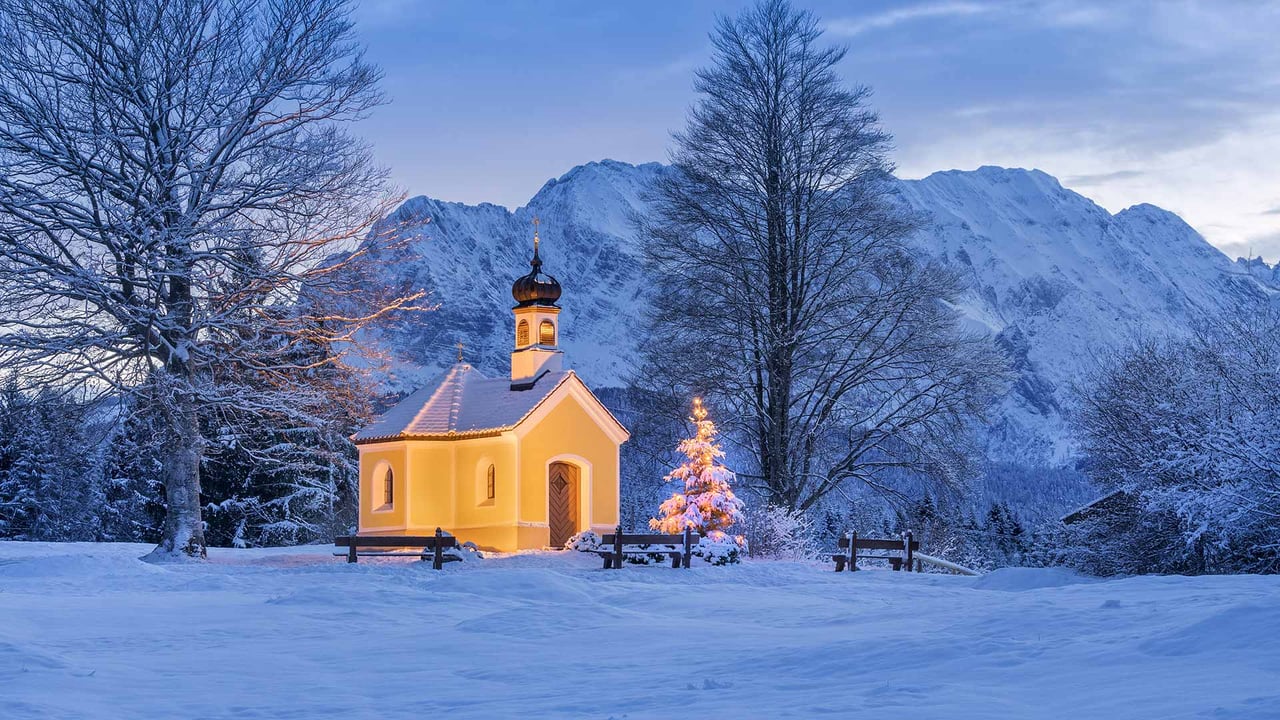 Kapelle Maria Rast bei Krün in Bayern mit dem Wettersteingebirge im Hintergrund (© Reinhard Schmid/Huber/eStock Photo)