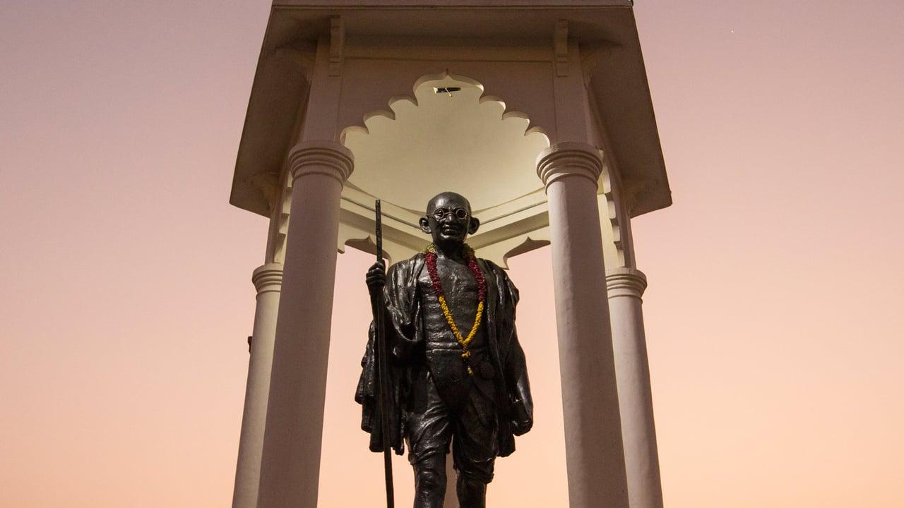 The biggest Mahatma Gandhi statue in Pondicherry (© Geraint Rowland Photography/Getty Images)