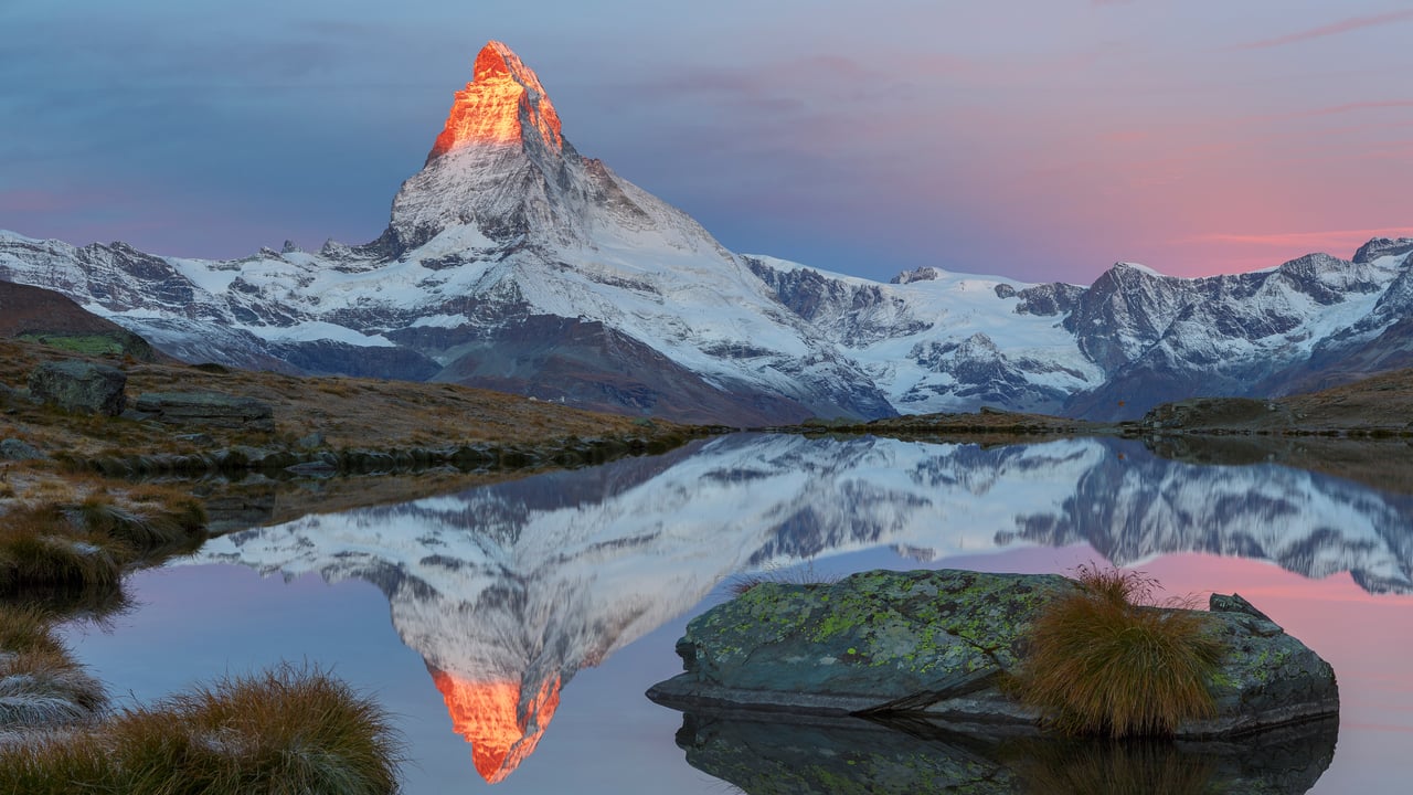 Le reflet du Cervin sur le lac Stellisee à l’aube, Zermatt, Suisse (© Andy Trowbridge/naturepl.com)