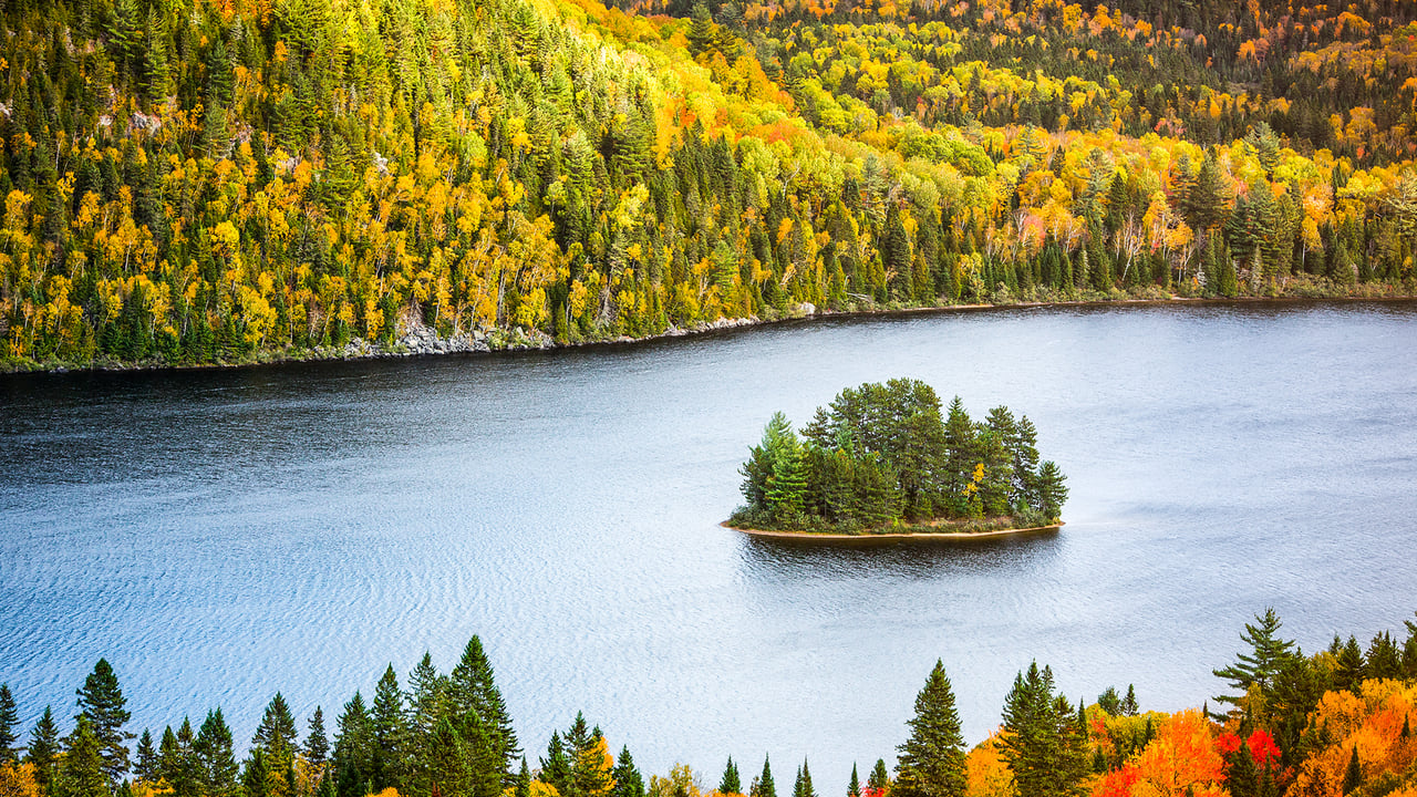 The Wapizagonke Lake in La Mauricie National Park, Quebec (© Instants/Getty Images)