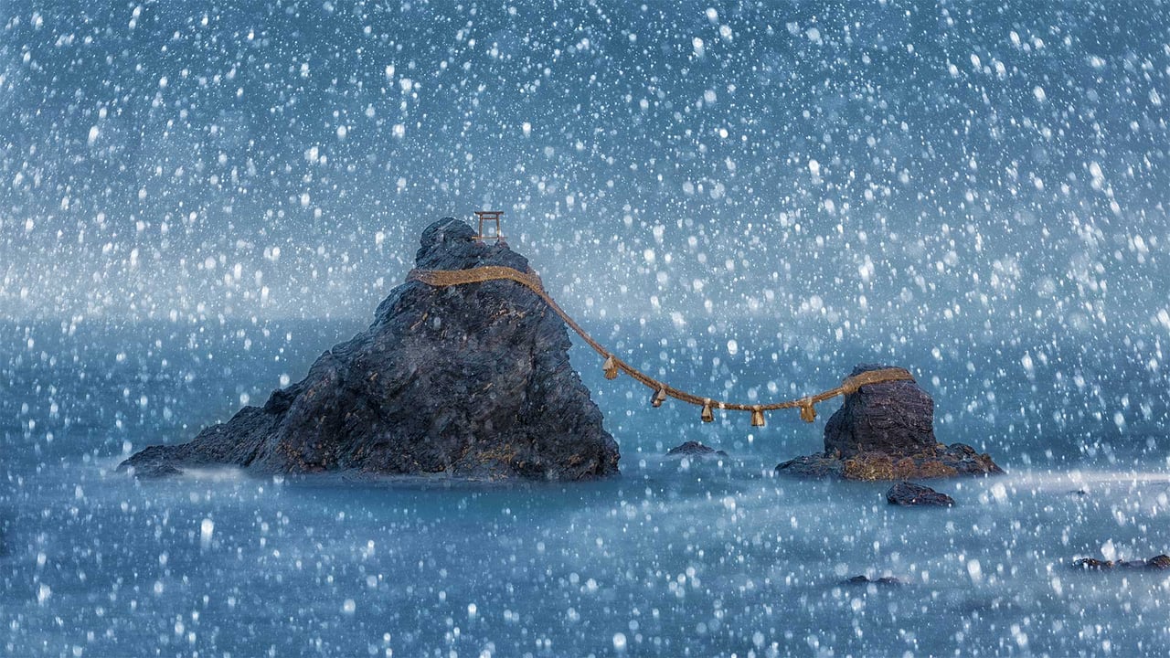 Meoto Iwa (Wedded Rocks) off the coast of Futami, Mie Prefecture, Honshu, Japan (© Marco Gaiotti/plainpicture)