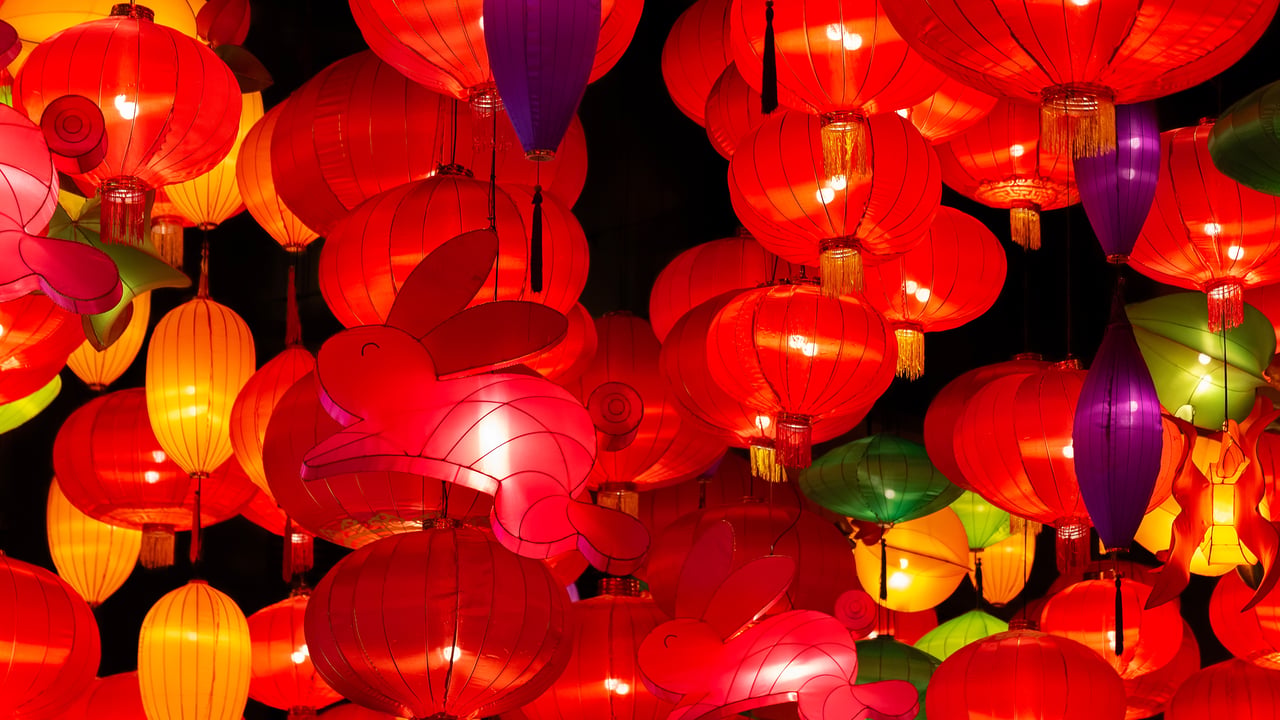 Chinese lanterns for Mid-Autumn Festival celebration (© LeeYiuTung/Getty Images)