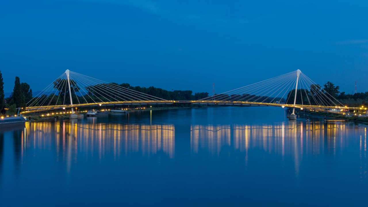 Mimram-Fußgängerbrücke über den Rhein zwischen Frankreich und Deutschland (© Leonid Andronov/Alamy)