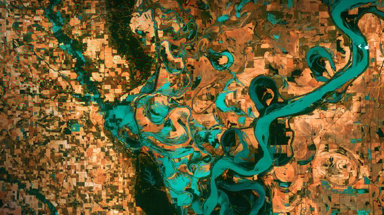 Mississippi River on the border between Arkansas and Mississippi (© NASA)
