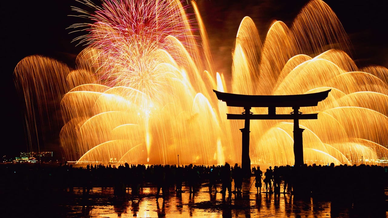 ｢宮島水中花火大会｣広島, 嚴島 (© Robert Essel NYC/Getty Images)